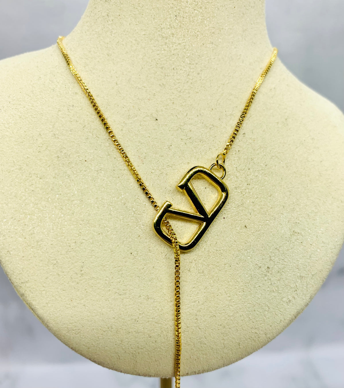 VALENTINO V Pearl Pendant Necklace - Pre owned