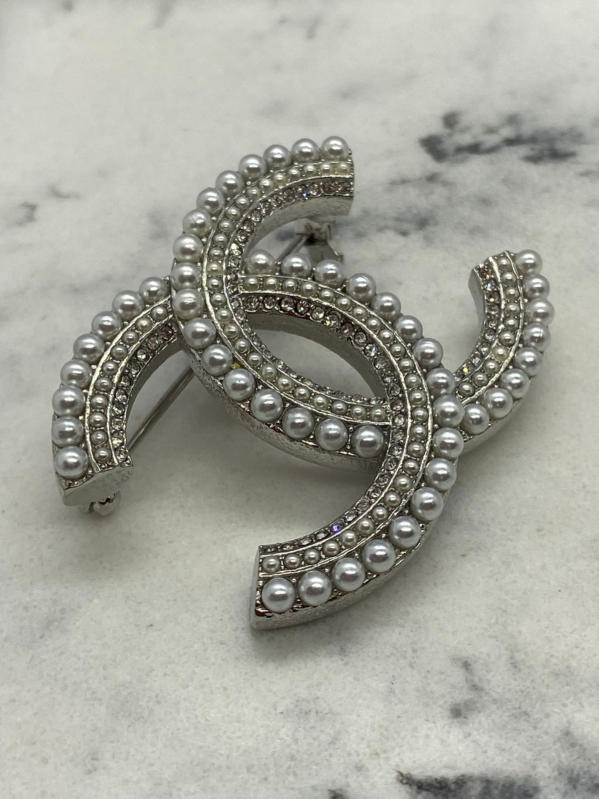 CHANEL CC Silver Tone Pearl Trim Brooch - Pre owned