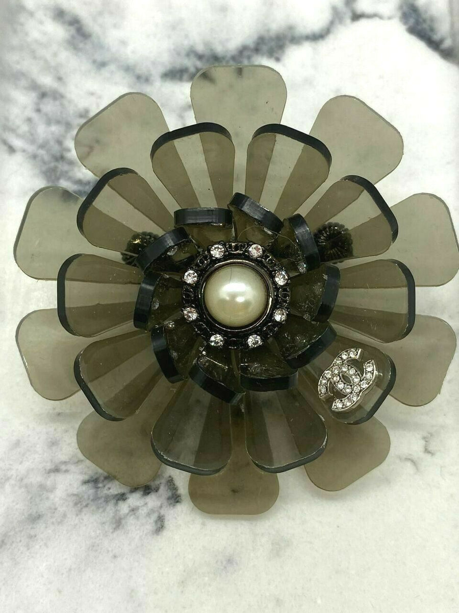CHANEL CC 2018 Acrylic Camelia Flower Brooch Pin - Pre owned