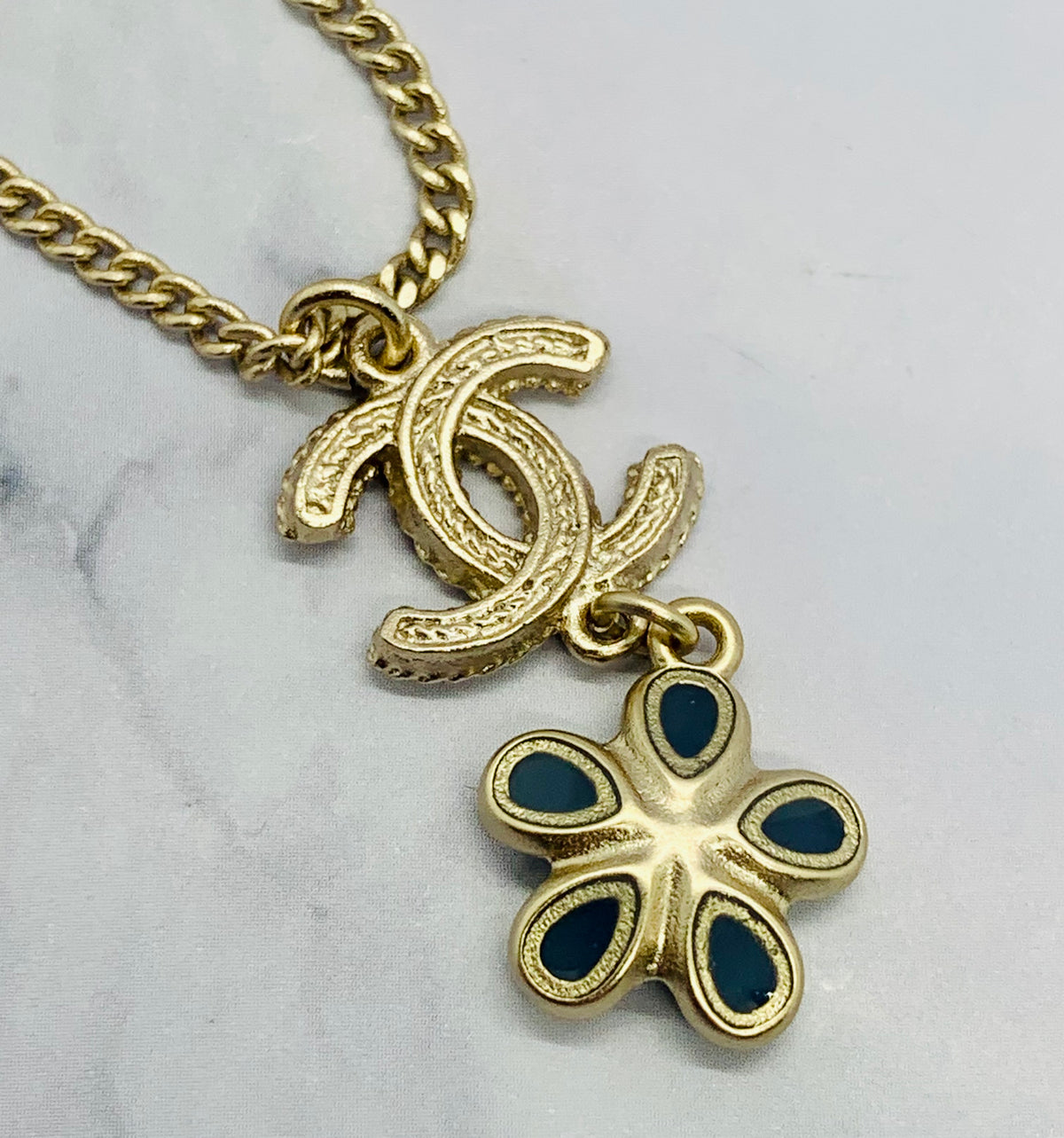 CHANEL CC 2017 Flower Pendant Necklace - Pre owned