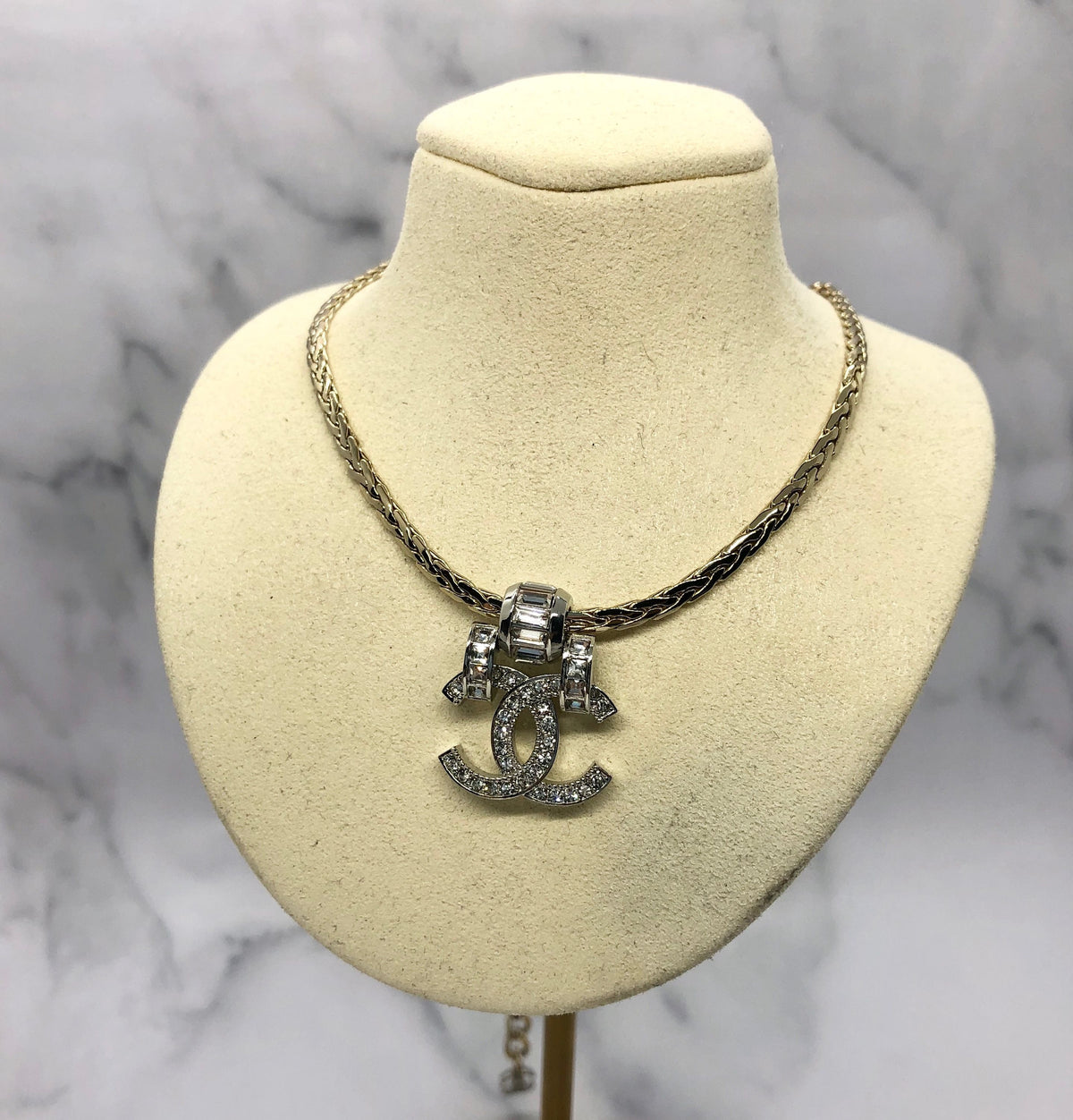 CHANEL CC Rhinestone Pendant Necklace - Pre owned