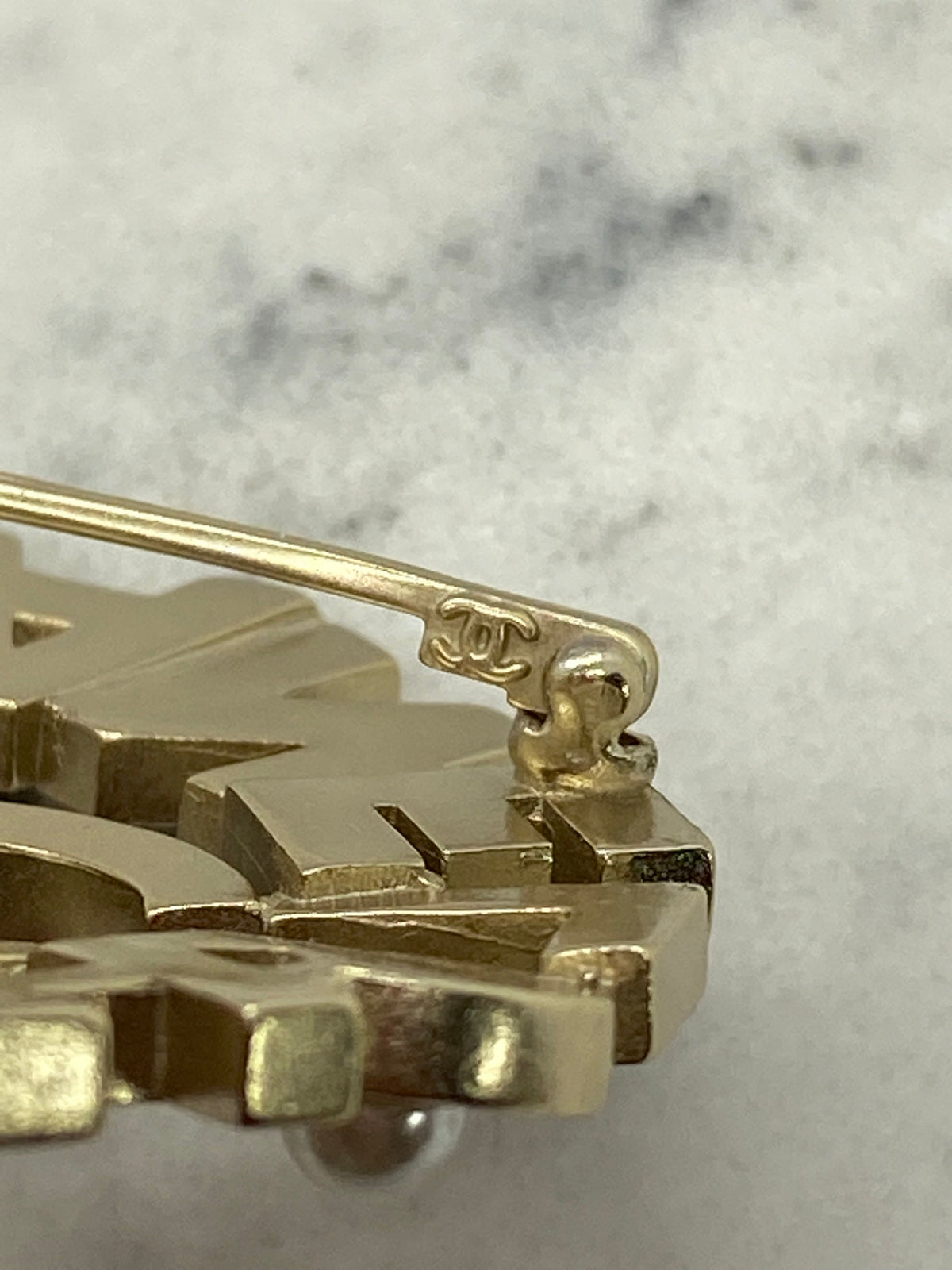 CHANEL CC Rhinestone Brooch Pin - Pre owned