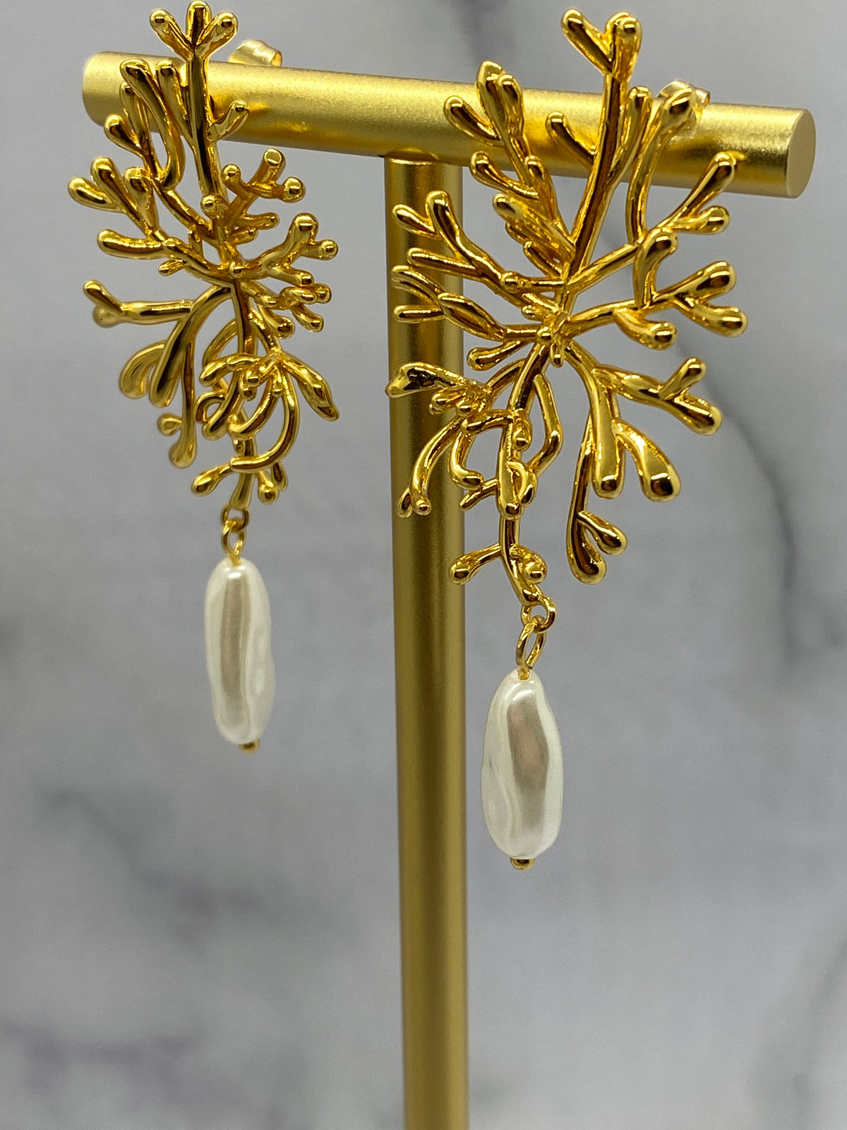 Auth WENS Gold Tone Coral Pearl Pendant Earrings - Pre owned / Y2334