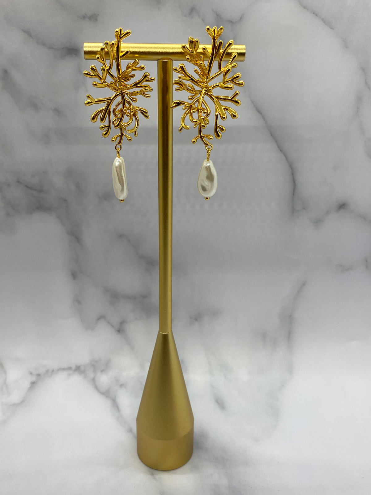 Auth WENS Gold Tone Coral Pearl Pendant Earrings - Pre owned / Y2334