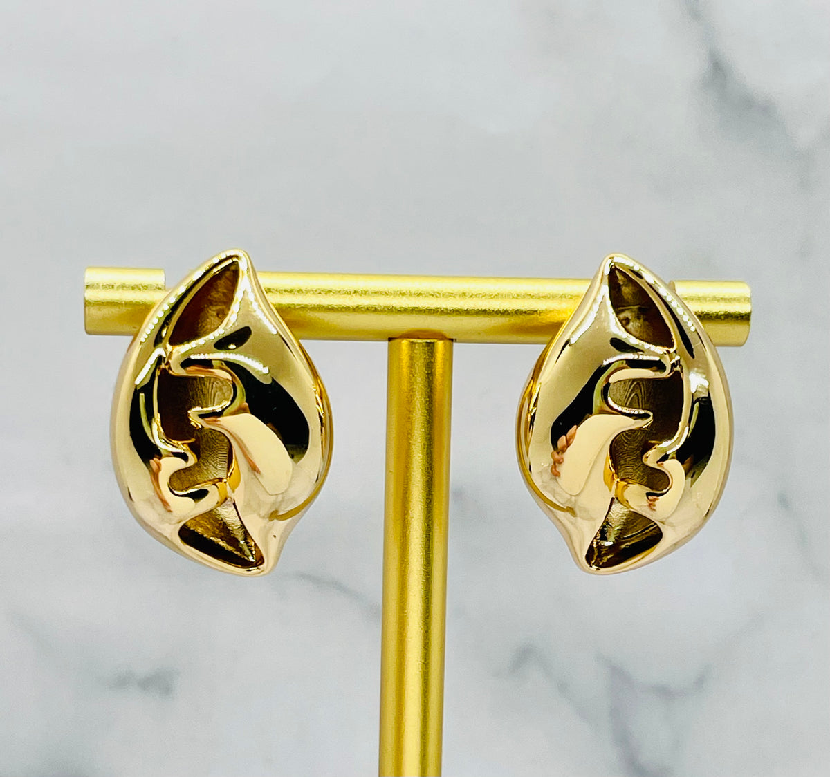 FENDI Shell Shaped Gold Tone Earrings - Pre owned