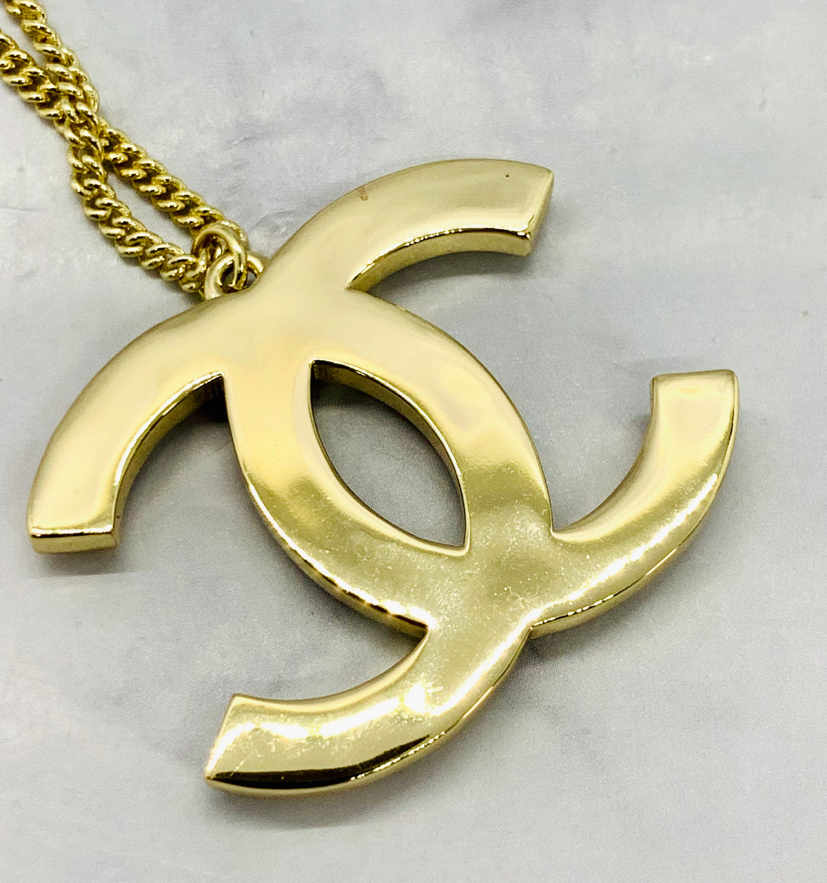 CHANEL CC Enamel Pendant Necklace - Pre owned