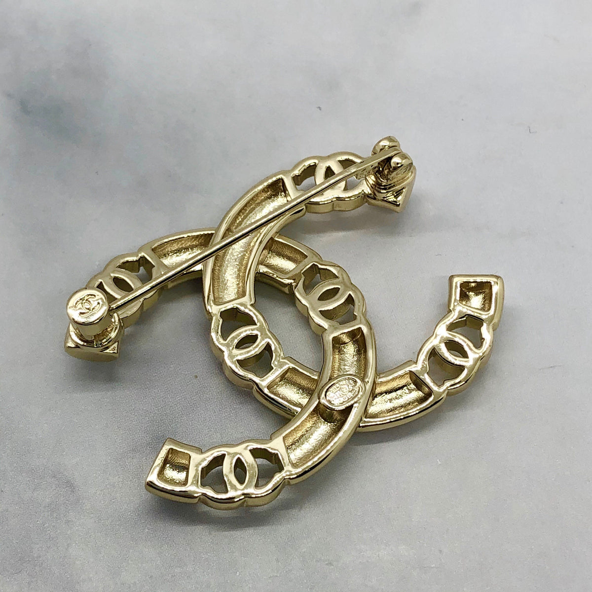 CHANEL CC Gold Tone Brooch Pin - Pre owned