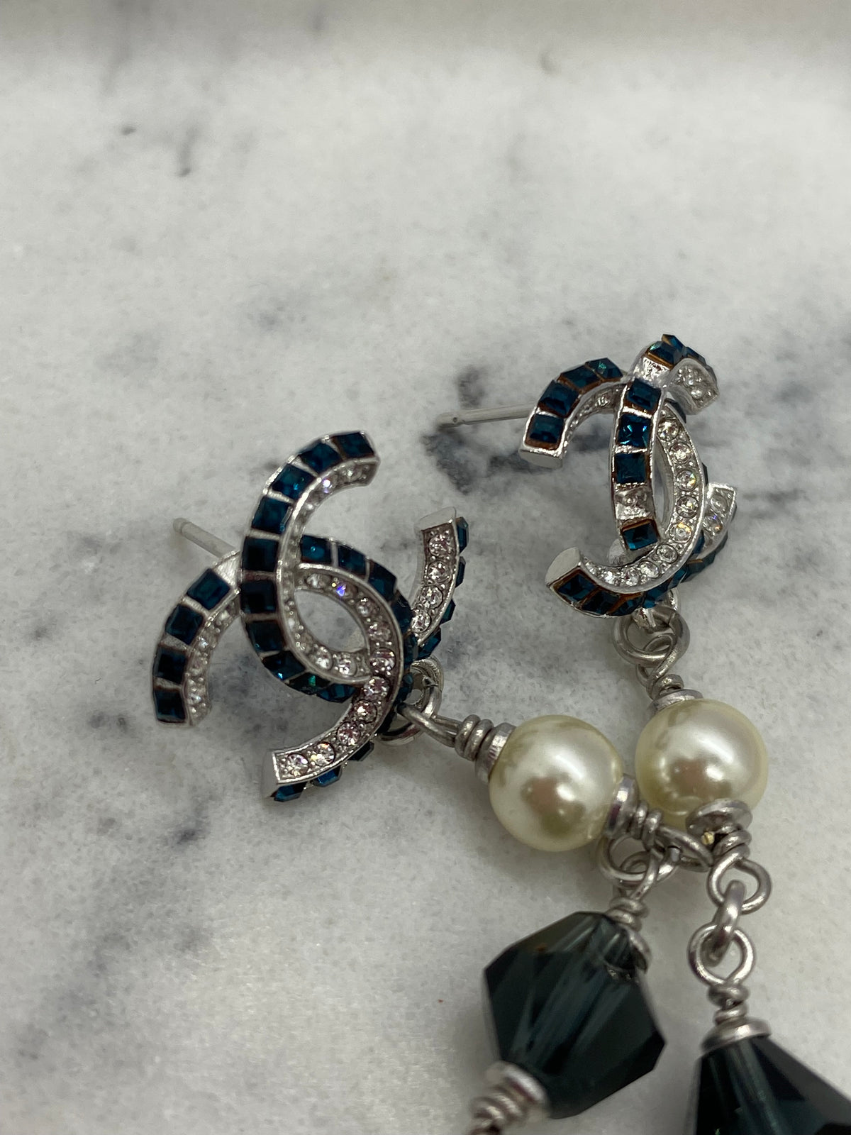 CHANEL CC 2019 Rhinestone Pendant Earrings - USED