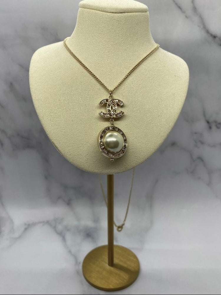 CHANEL CC Rotating Pearl Pendant Necklace - Pre owned