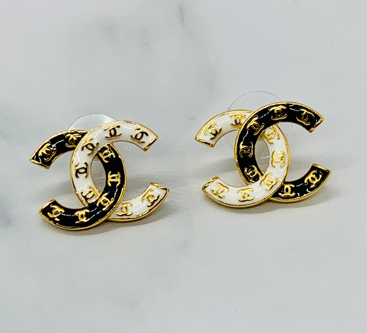 CHANEL CC Black & White Earrings - Pre owned