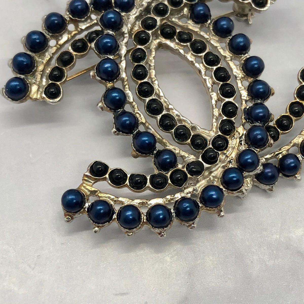CHANEL CC Blue Pearl Trim 2018 Brooch Pin - Pre owned