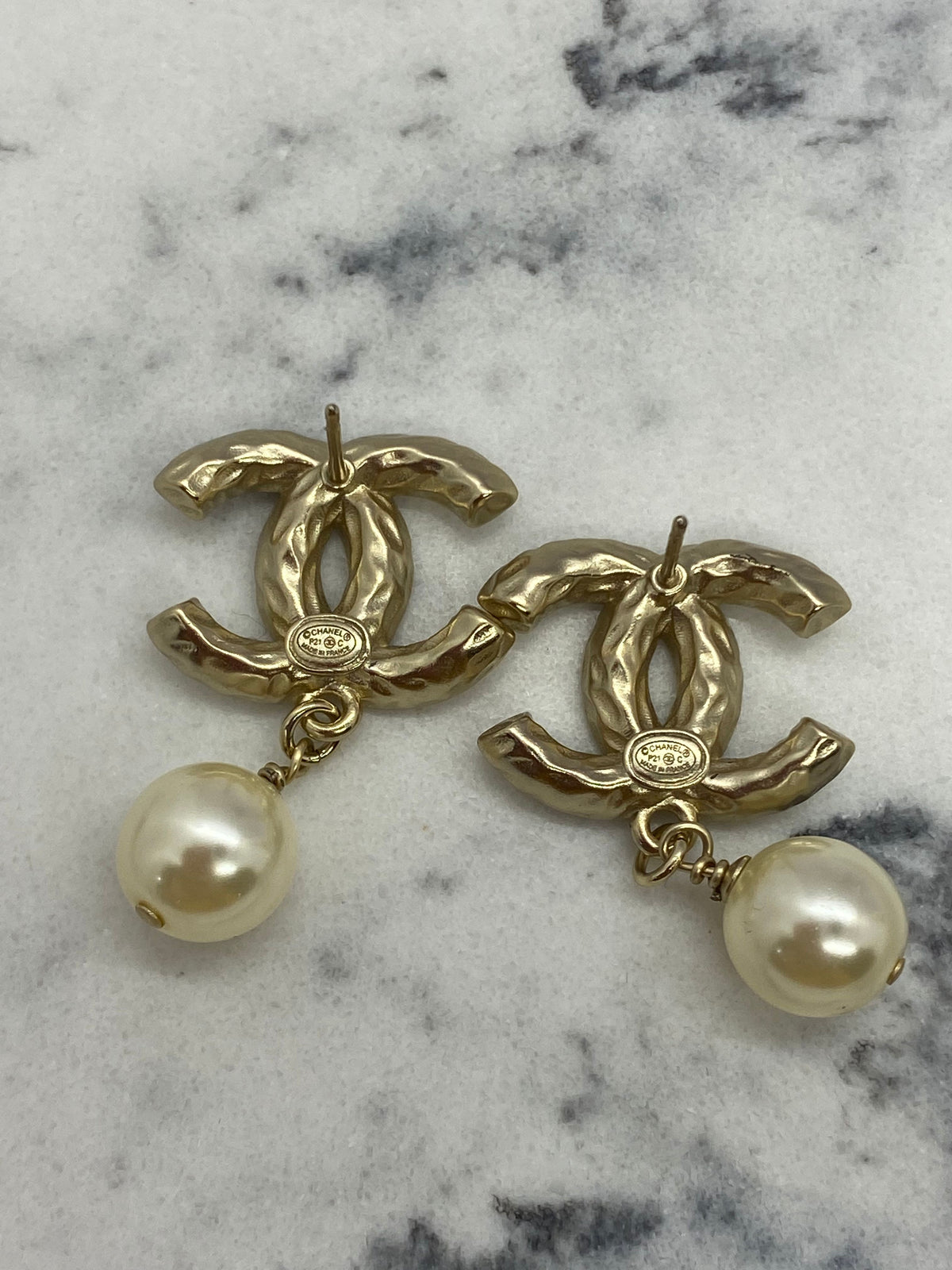 CHANEL CC Rhinestone Pearl Pendant Earrings - Pre owned