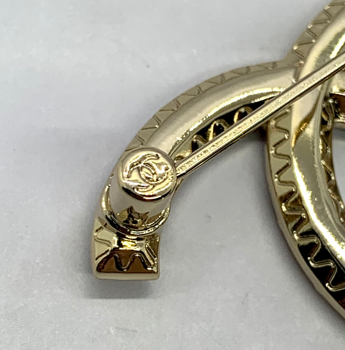 CHANEL CC Rhinestone Brooch Pin - Pre owned