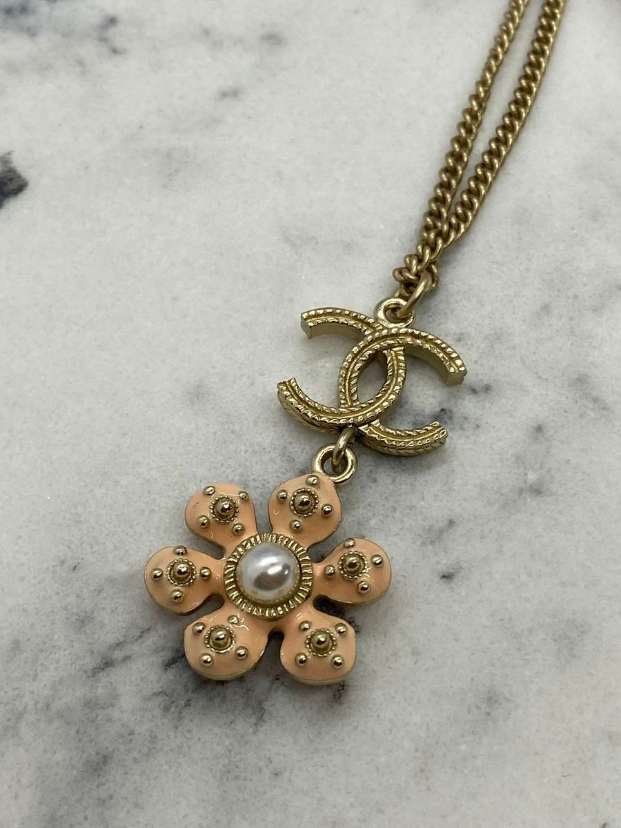 CHANEL CC 2018 Flower Pendant Charm Necklace - USED