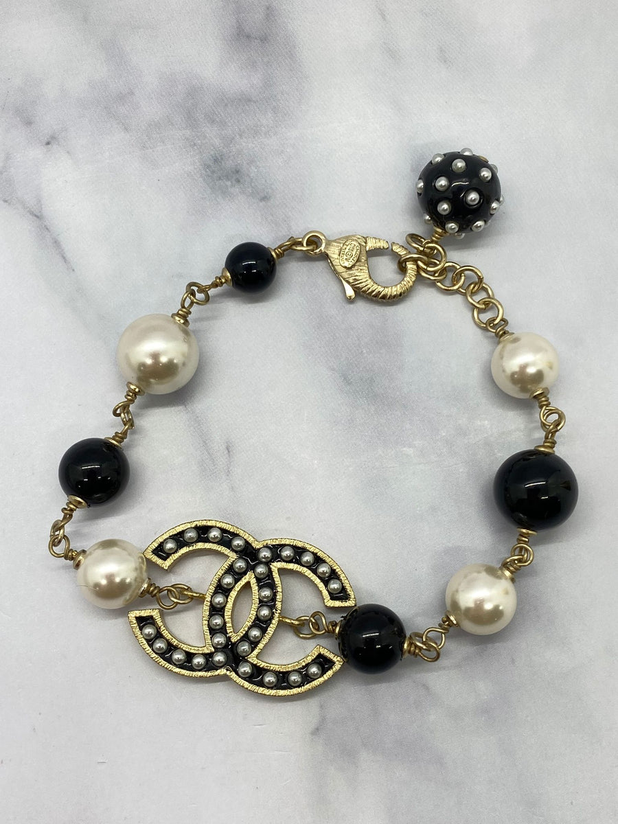 CHANEL CC Black & White Bracelet - Pre owned