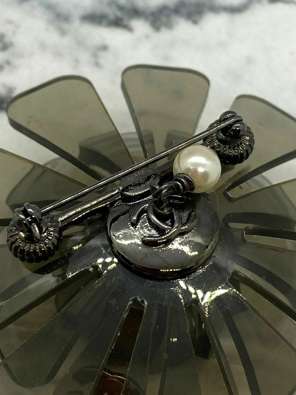 CHANEL CC 2018 Acrylic Camelia Flower Brooch Pin - Pre owned