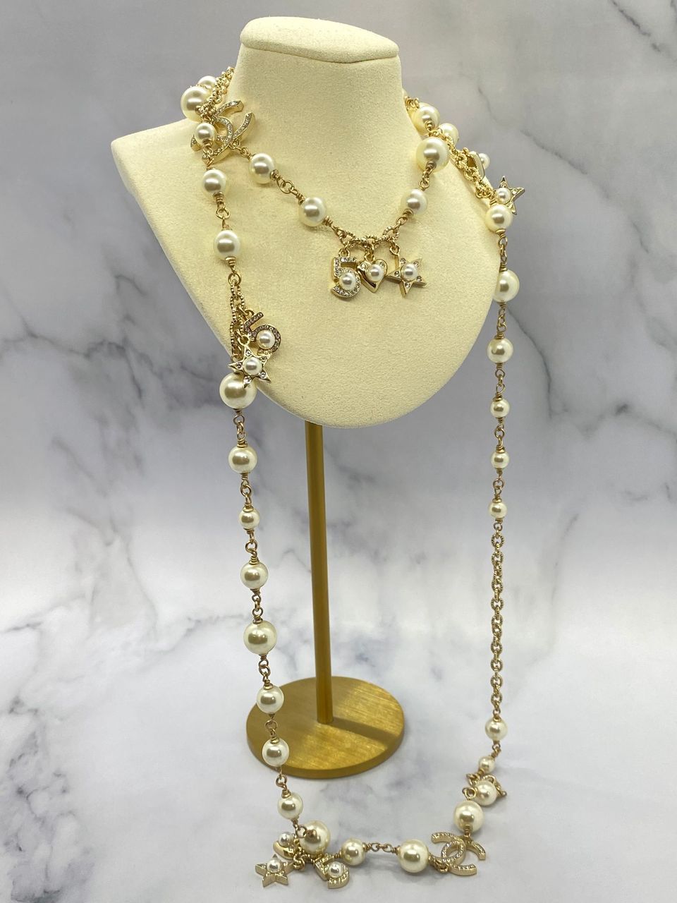 CHANEL CC 2019 Gold Tone Pearl Trim Necklace - Pre owned