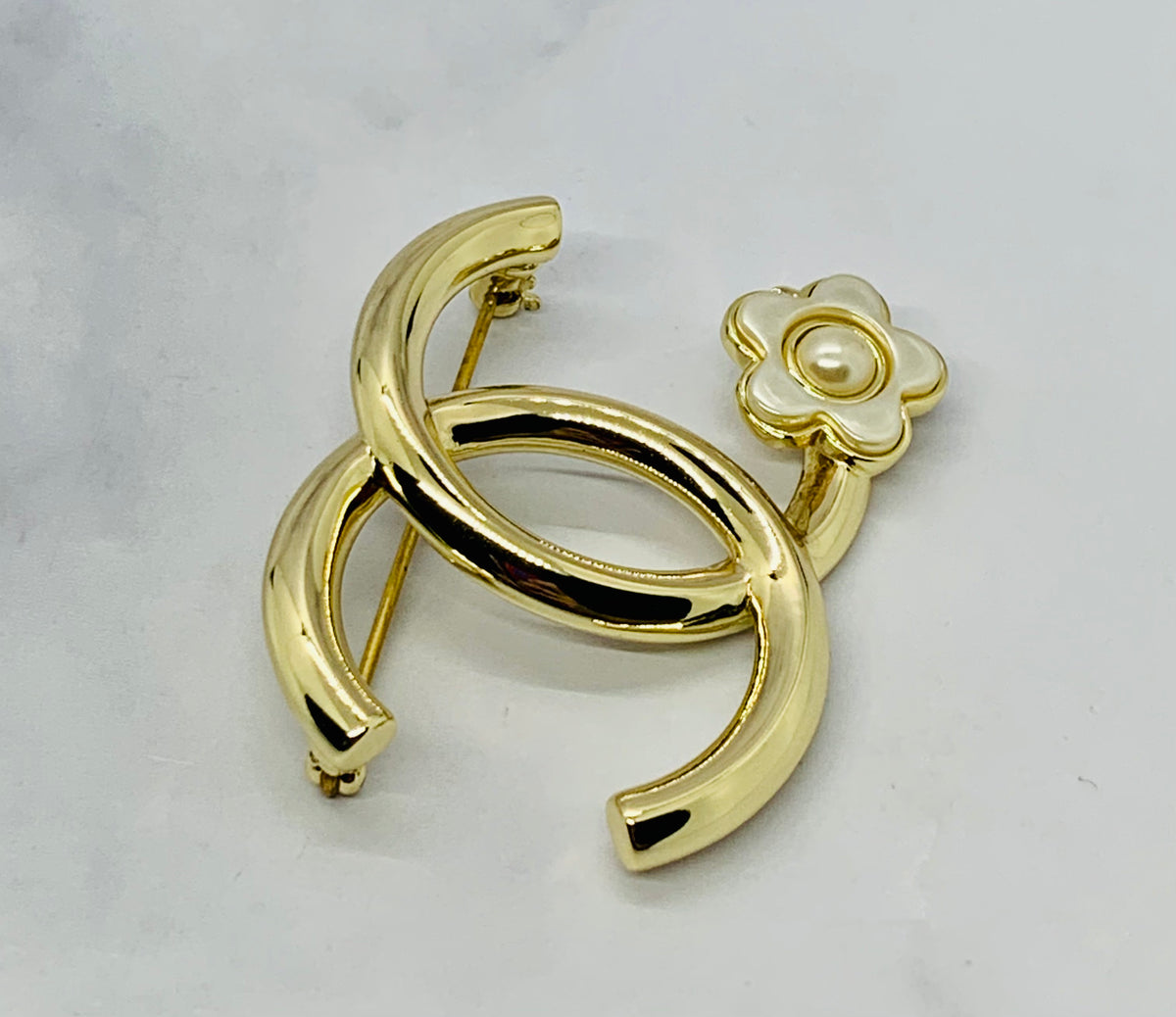 CHANEL CC 2018 Daisy Brooch Pin - Pre owned