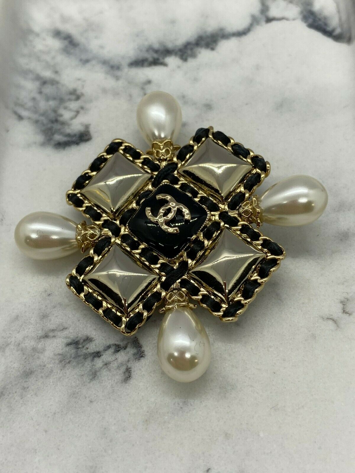 CHANEL CC Pearl Trim & Chain Brooch Pin - Pre owned