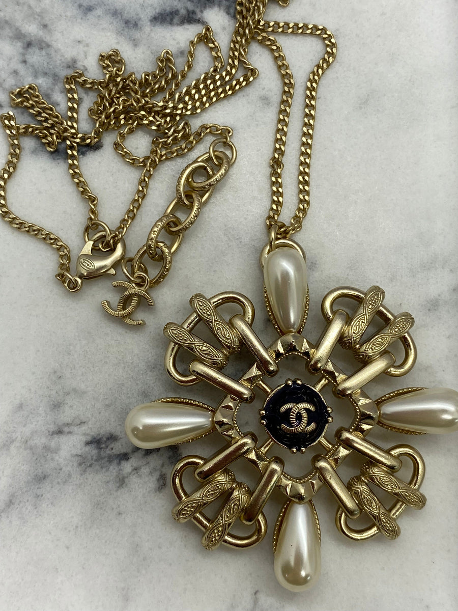 CHANEL CC 2017 Cross Pearl Necklace - Pre owned