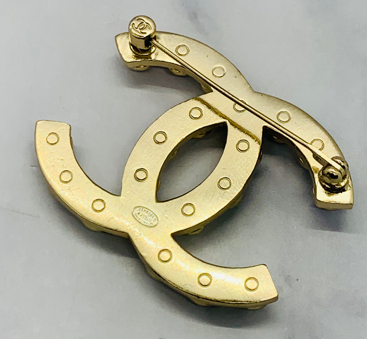 CHANEL CC Gold Tone Pearl Trim Brooch Pin - Pre owned