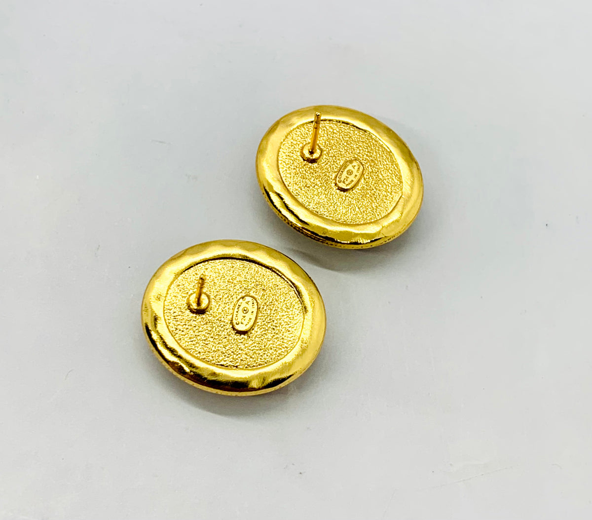 CHANEL CC Black Oval Earrings - Pre owned