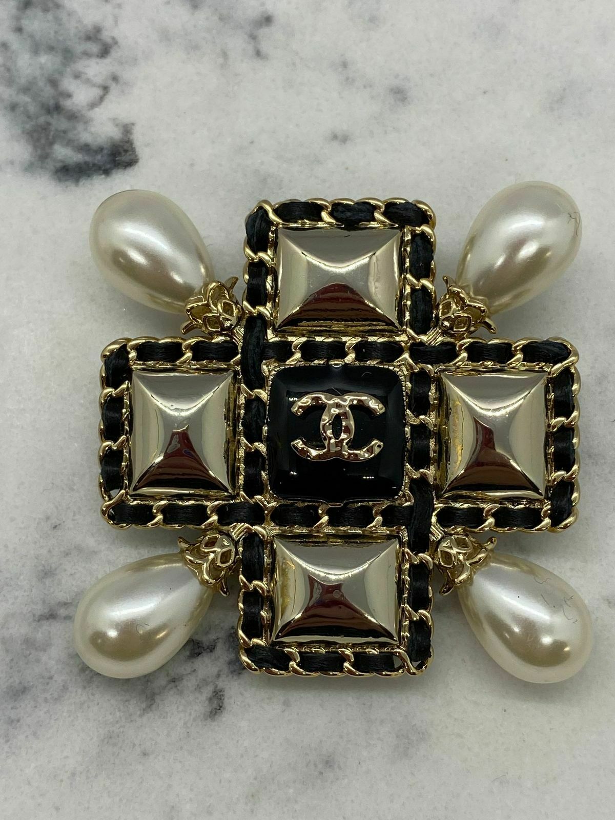 CHANEL CC Pearl Trim & Chain Brooch Pin - Pre owned