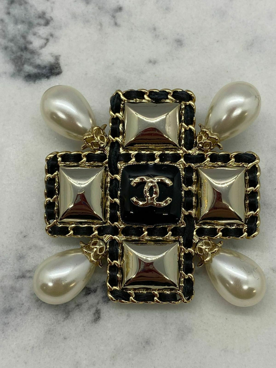CHANEL CC Pearl Trim & Chain Brooch Pin - Pre owned