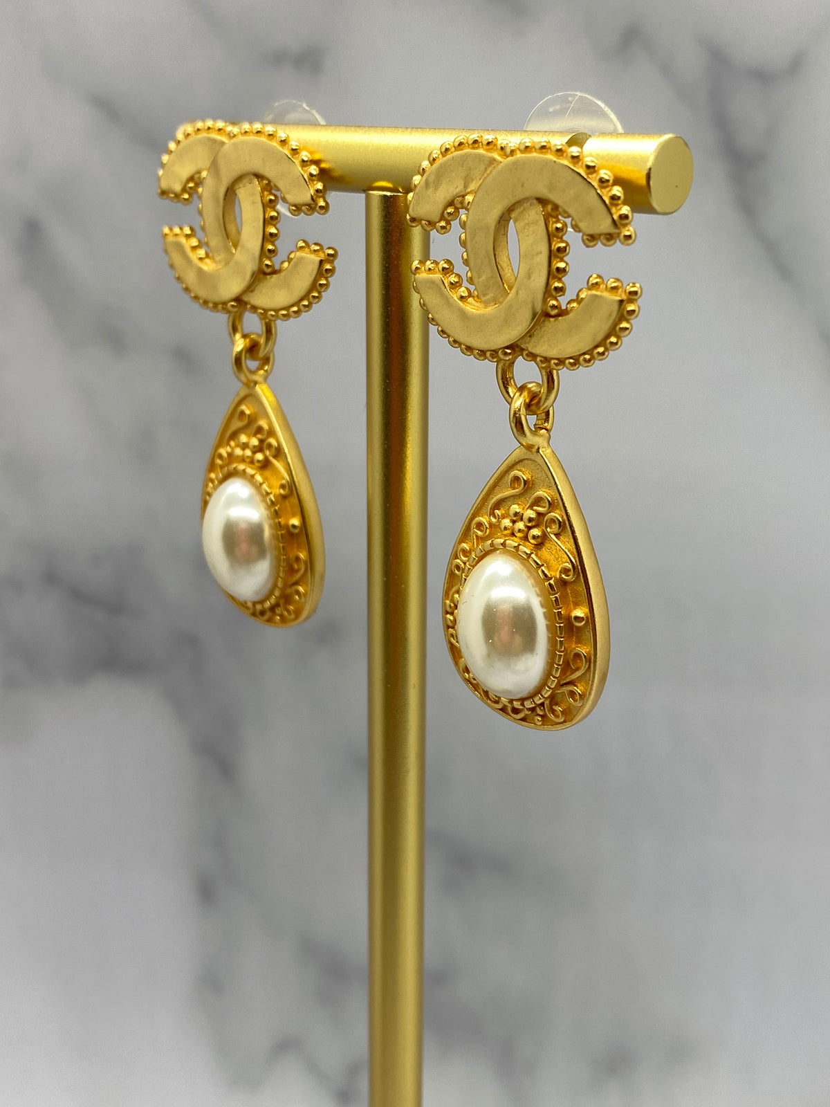 CHANEL CC VINTAGE Gold Tone Pearl Pendant Earrings - Pre owned