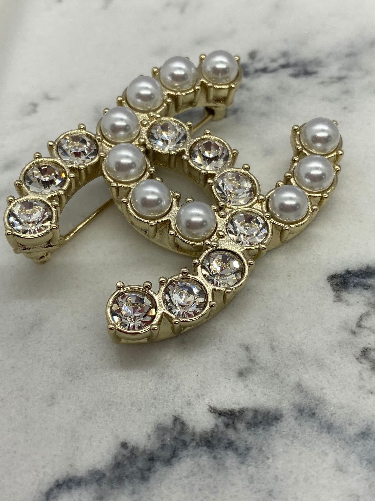 CHANEL CC Rhinestone & Pearl Brooch Pin - Pre owned