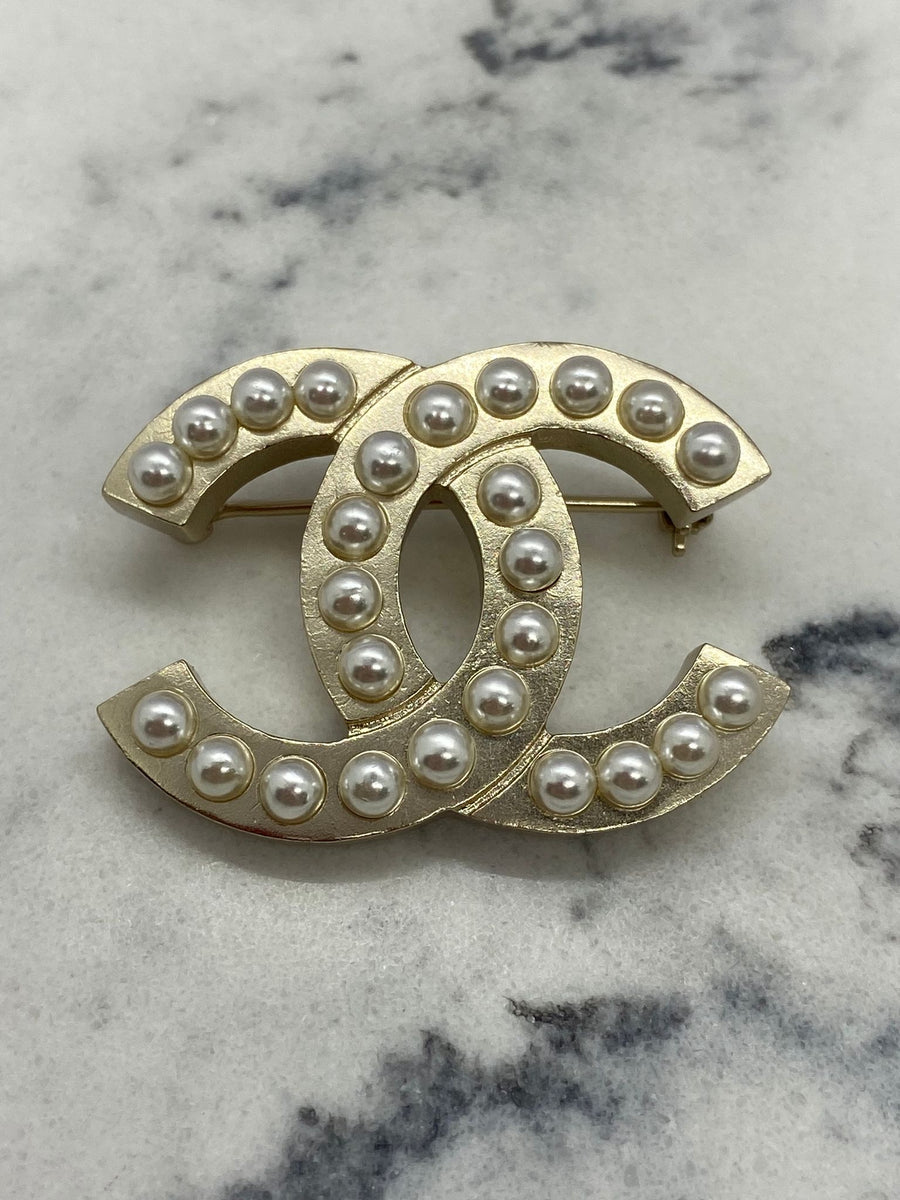 CHANEL CC Pale Gold Pearl Trim Brooch Pin - Pre owned