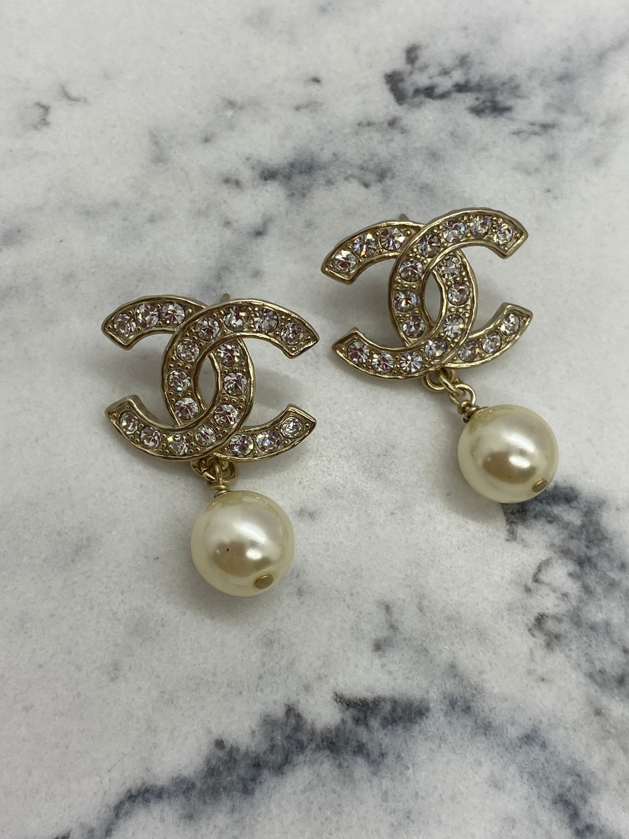 CHANEL CC Rhinestone Pearl Pendant Earrings - Pre owned