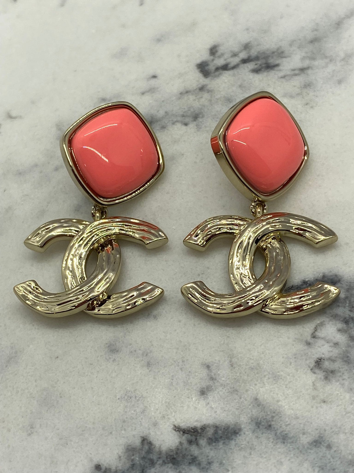 CHANEL CC Pink Pendant Earrings - Pre owned