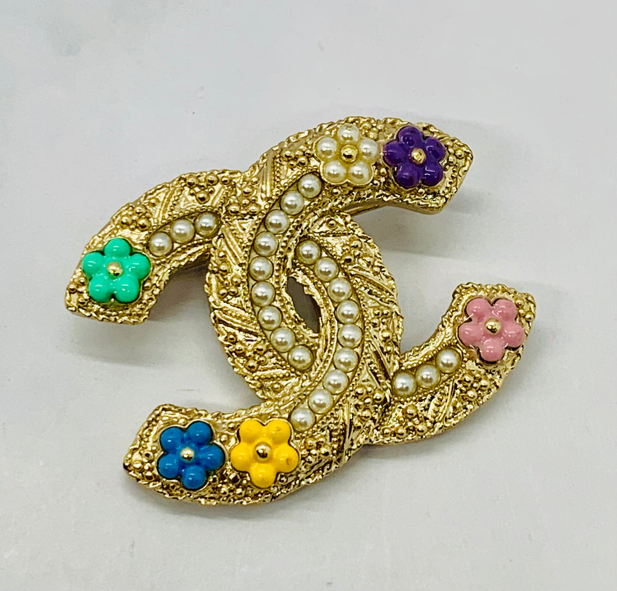 CHANEL CC 2021 Flower Pearl Trim Brooch Pin - Pre owned