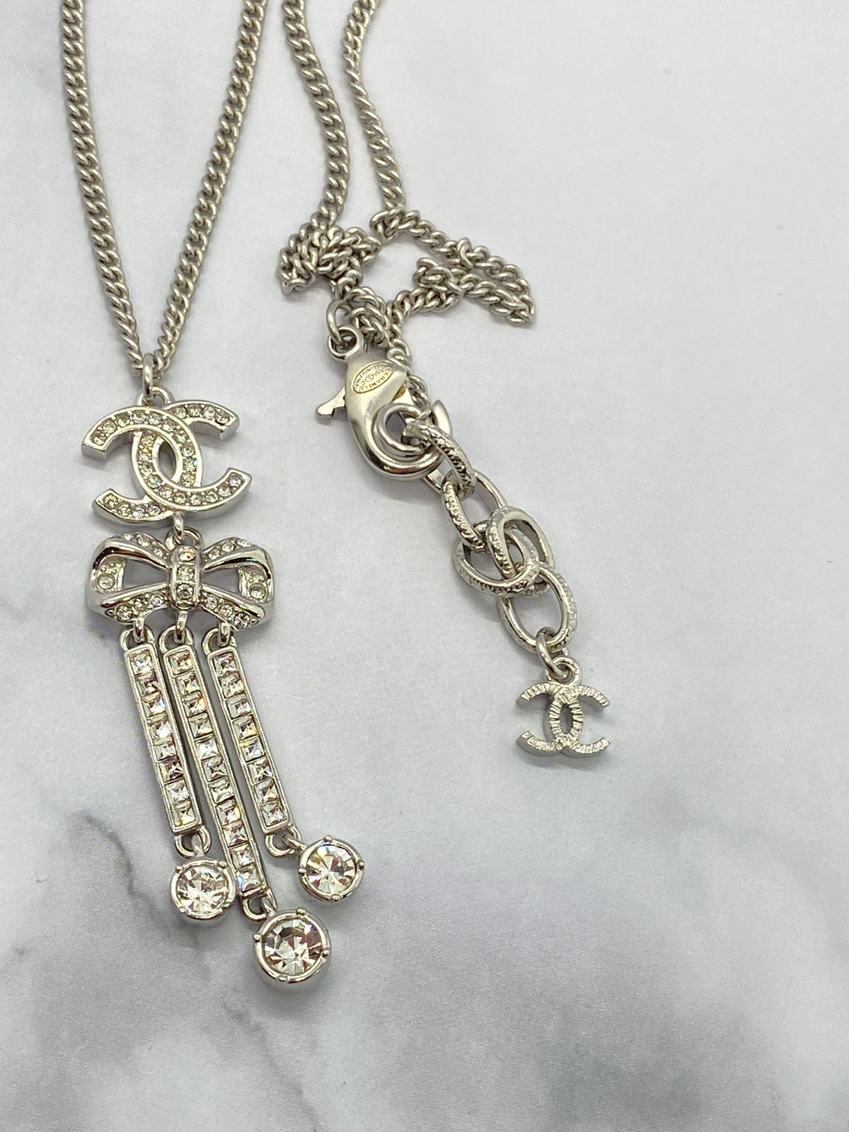 CHANEL CC 2018 Silver Tone Bow Rhinestone Necklace - Pre owned