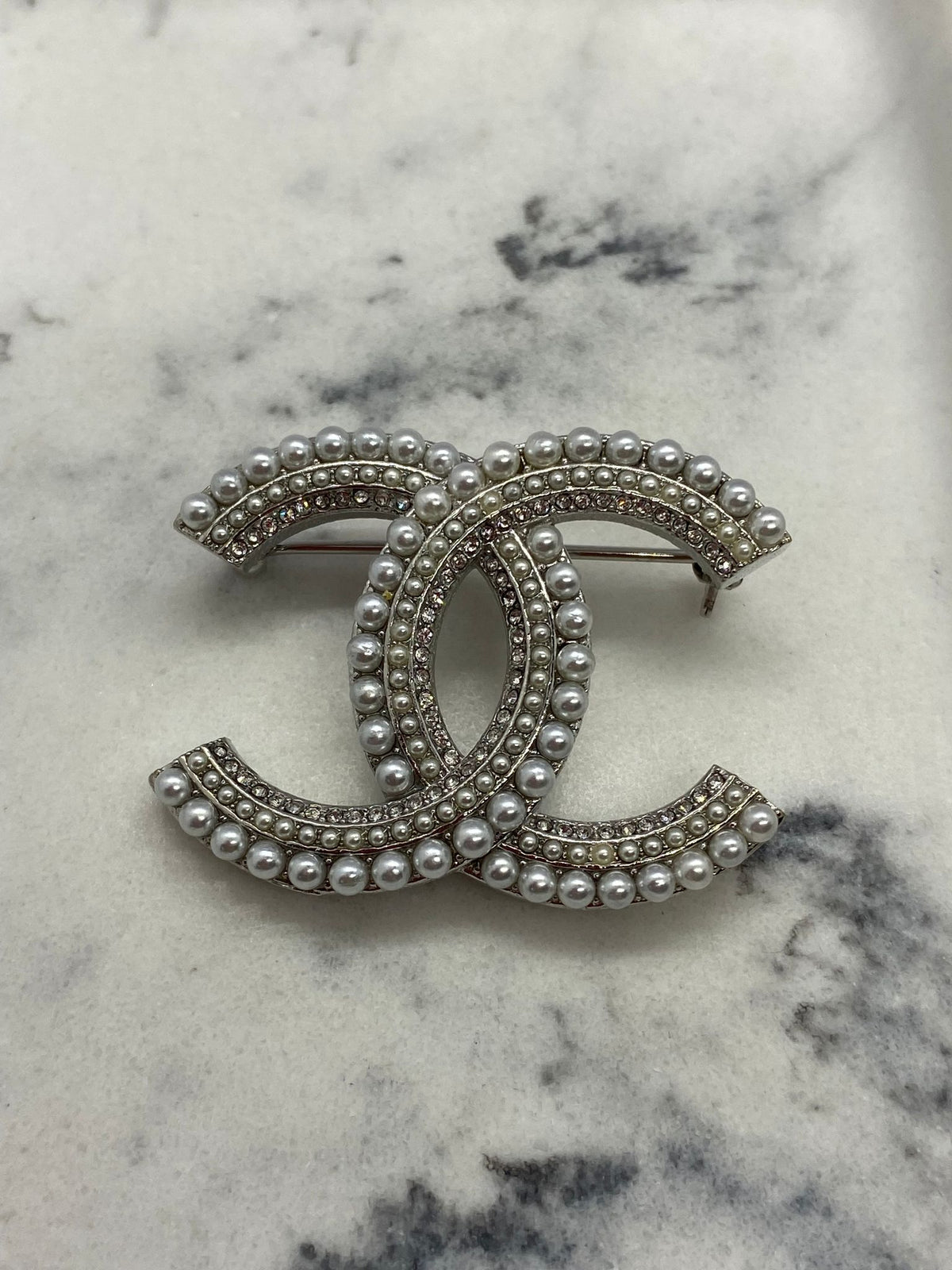 CHANEL CC Silver Tone Pearl Trim Brooch - Pre owned