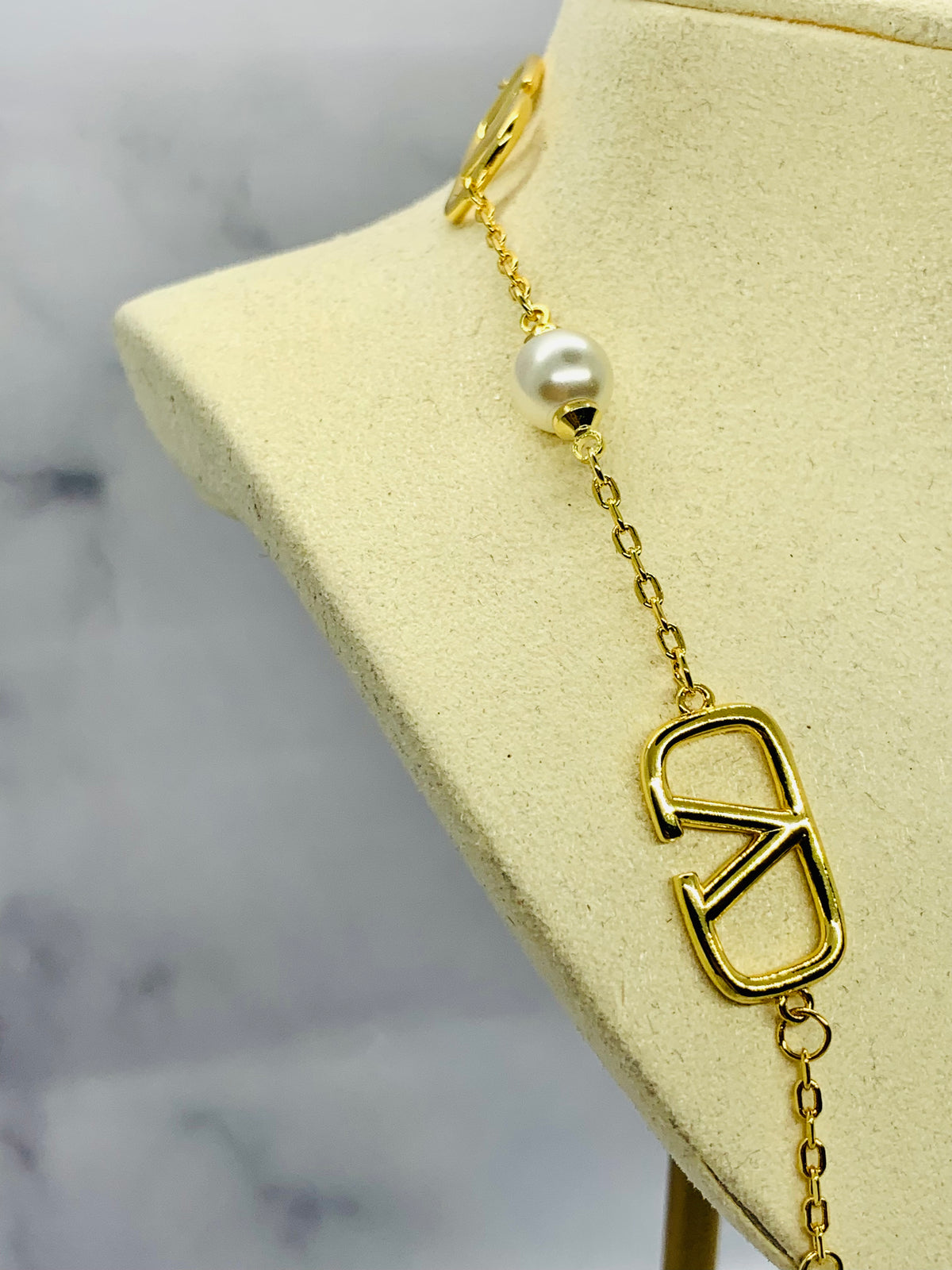 VALENTINO V Pearl Monogram Necklace - Pre owned