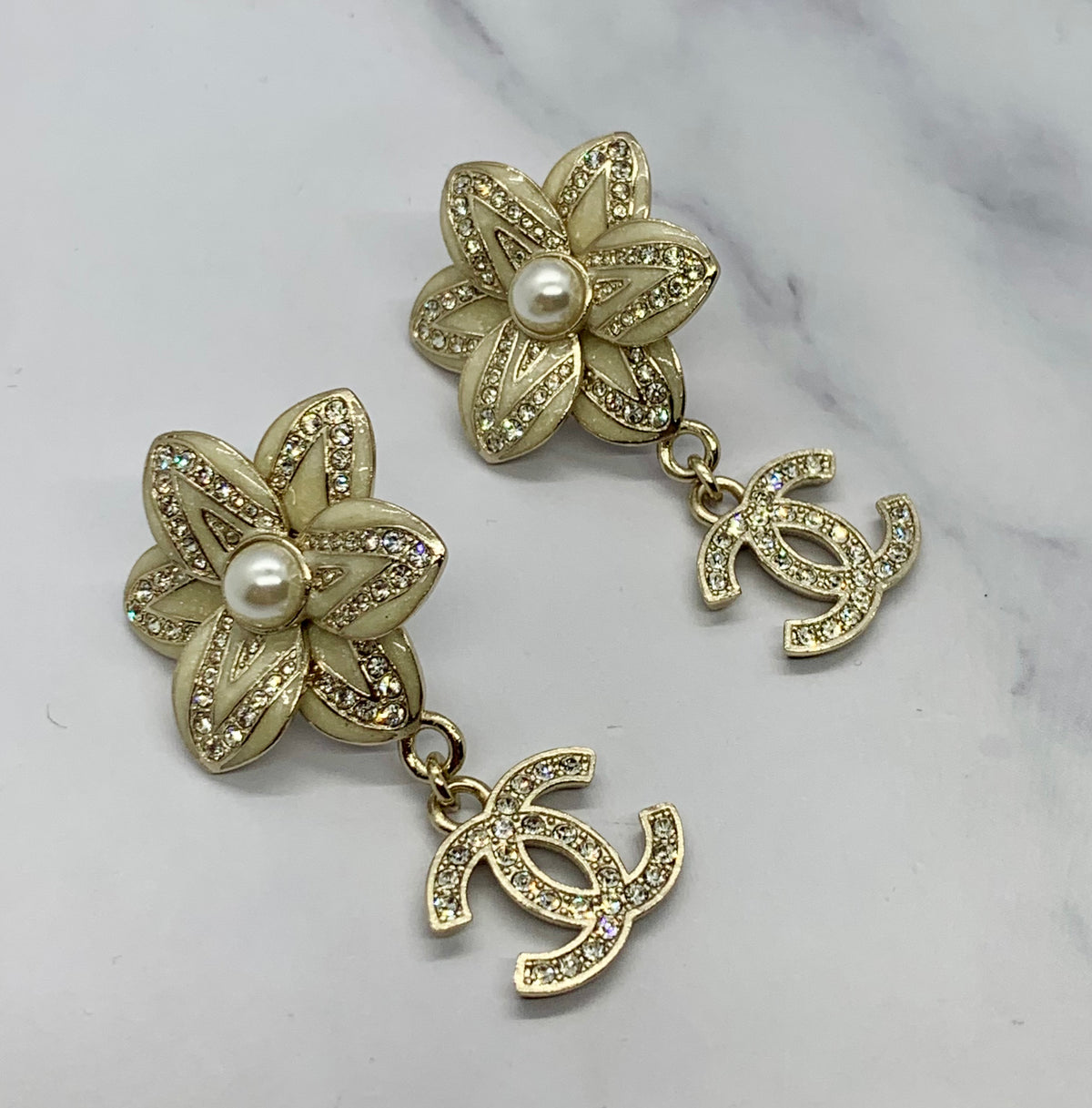 CHANEL CC Flower Pendant Earrings - Pre owned