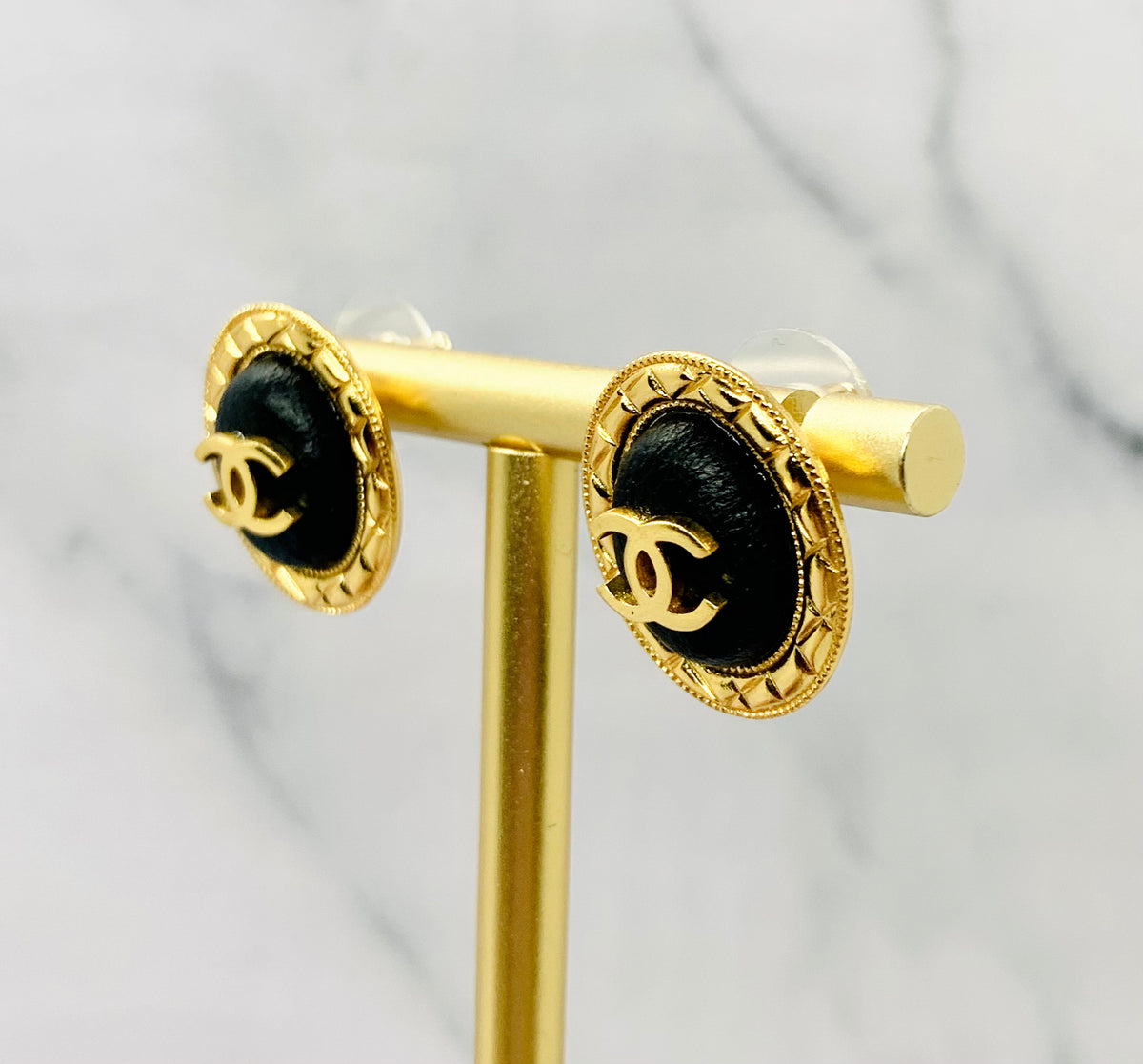 CHANEL CC Black Oval Earrings - Pre owned