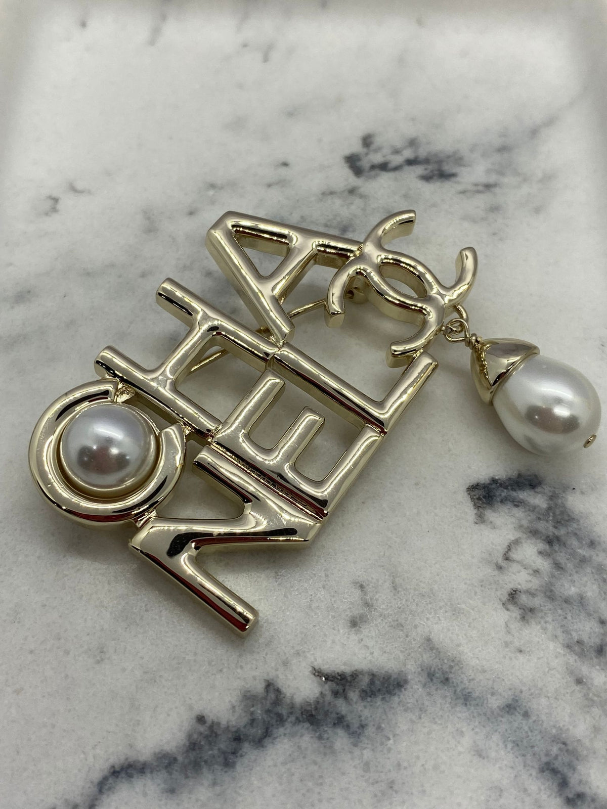 CHANEL CC Pearl Pendant Brooch Pin - Pre owned