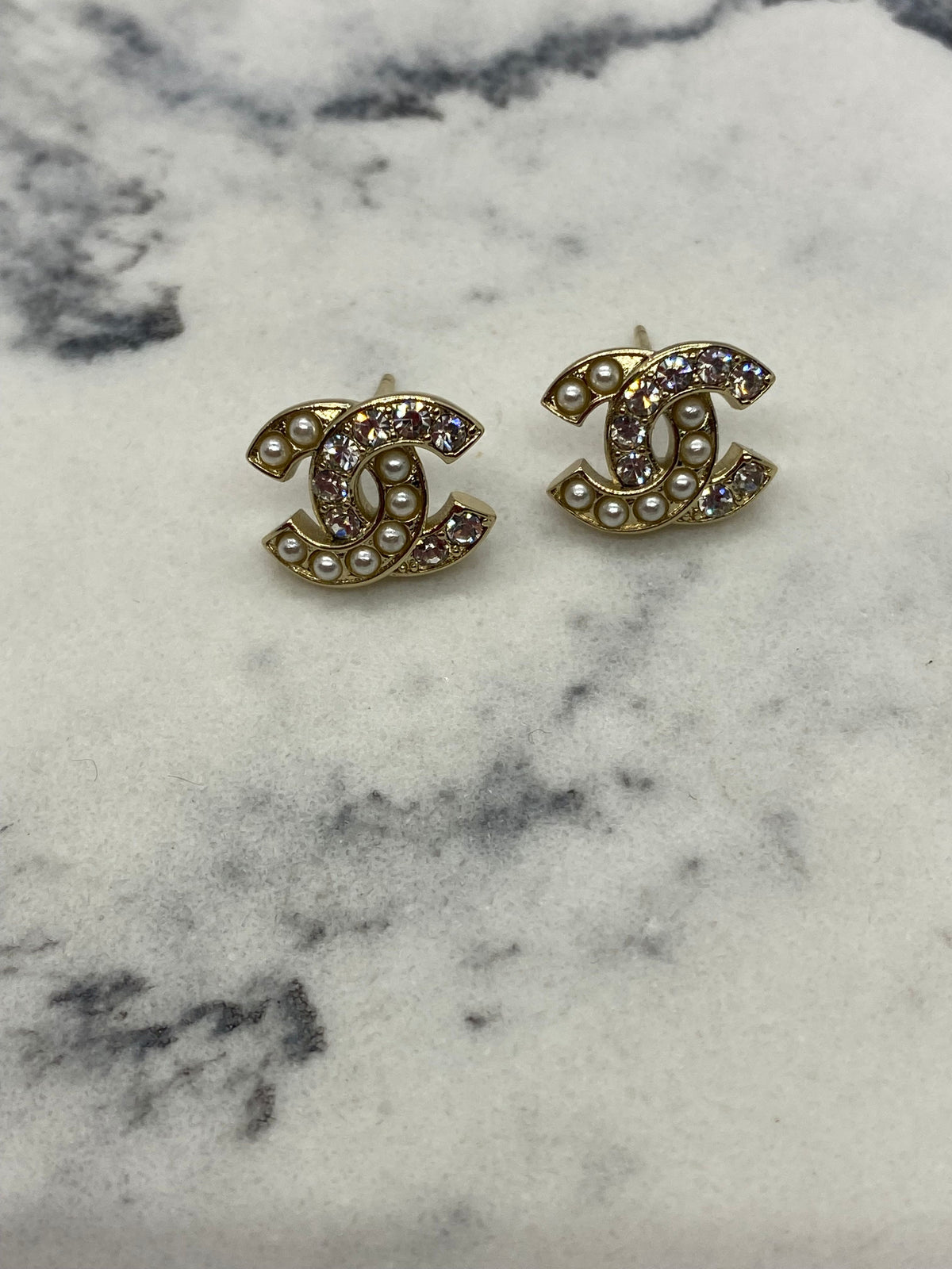 CHANEL CC Small Gold Tone Rhinestone Pearl Trim Earrings - Preowned