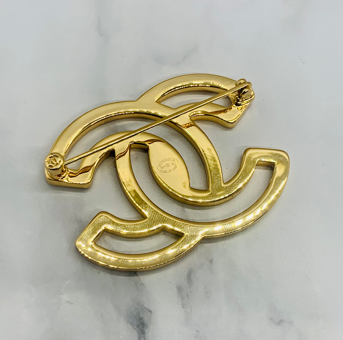 CHANEL CC White Trim Enamel Brooch Pin - Pre owned