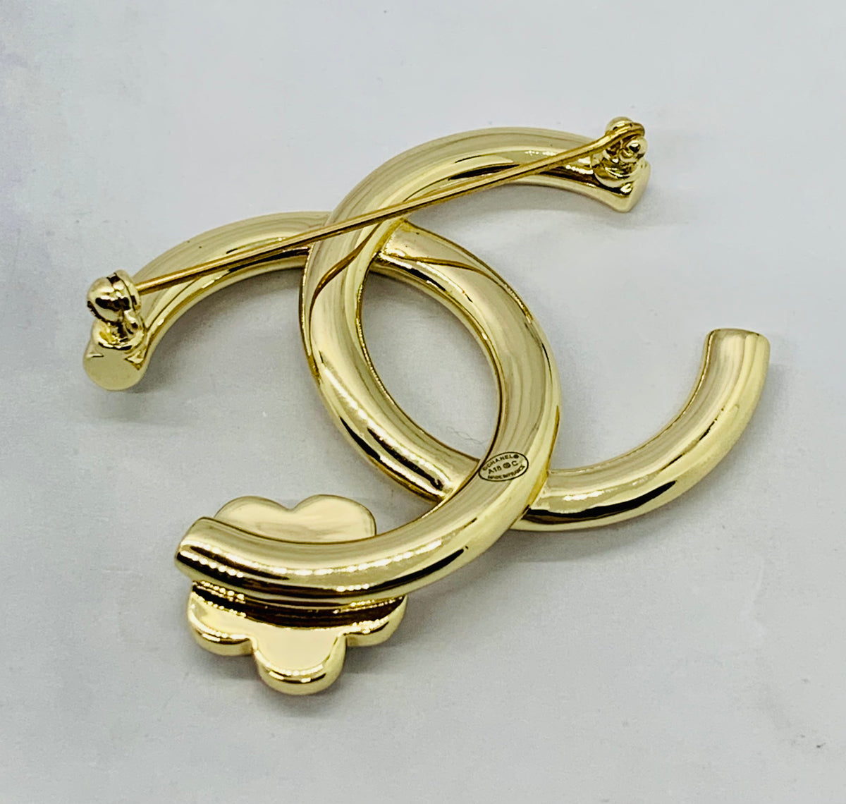 CHANEL CC 2018 Daisy Brooch Pin - Pre owned