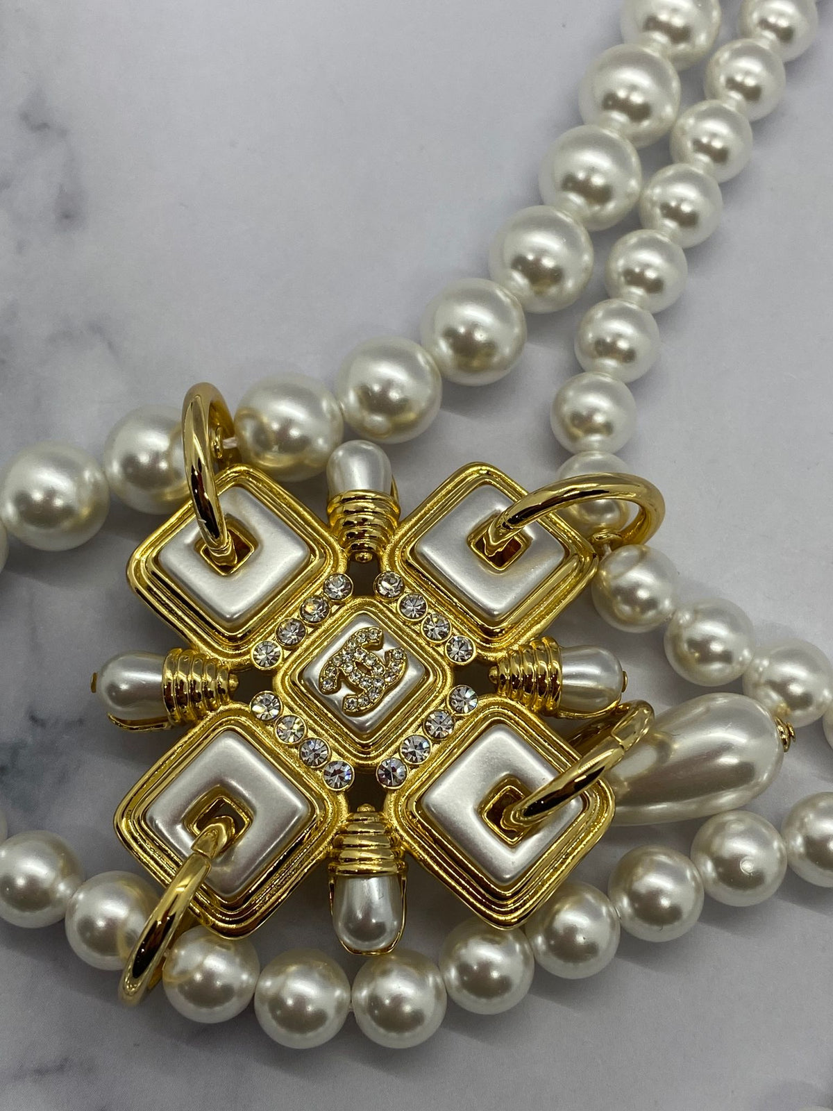 CHANEL CC Heavy Pearl Statement Necklace - Pre owned
