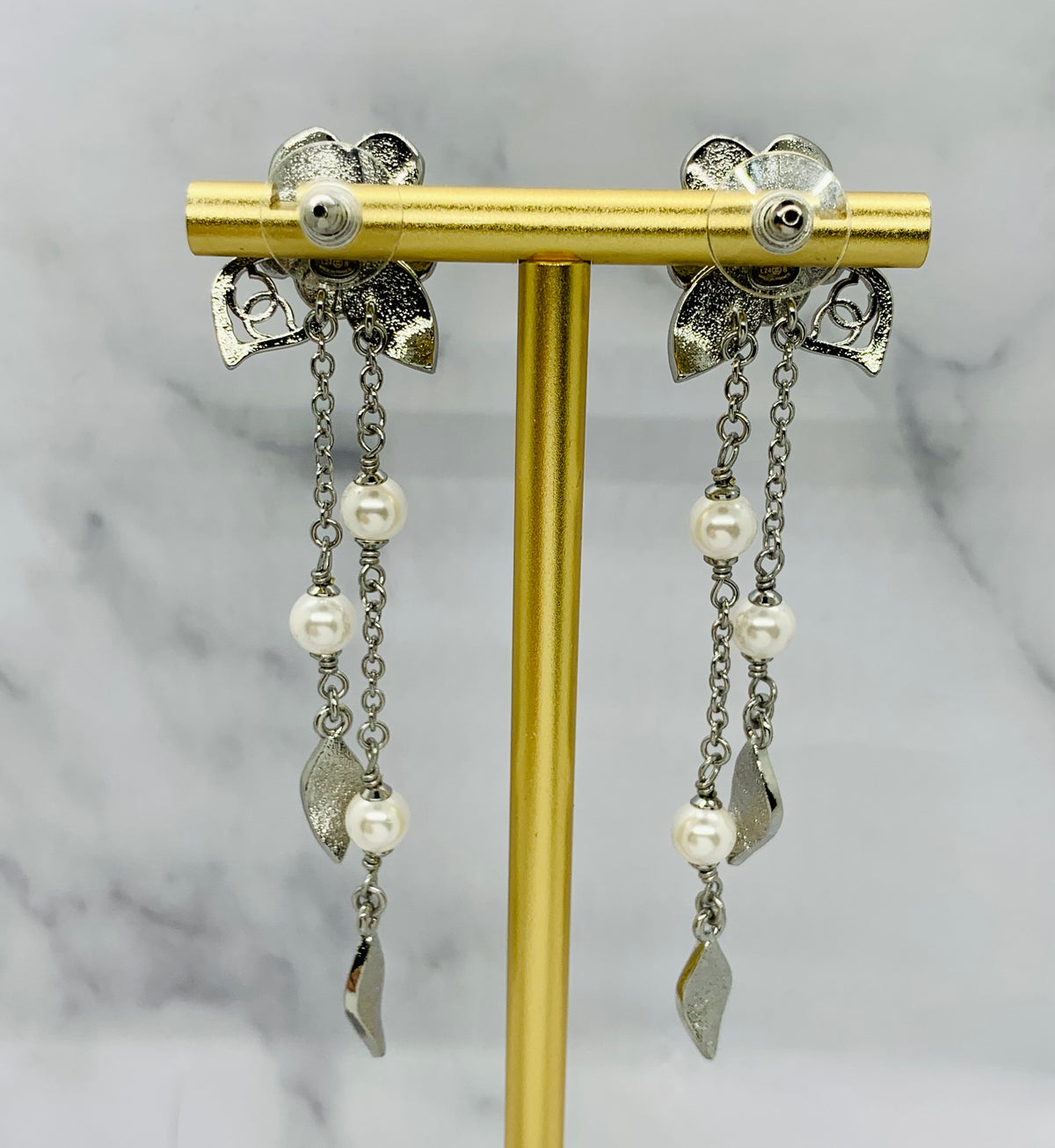 CHANEL CC Flower Pendant Earrings - Pre owned