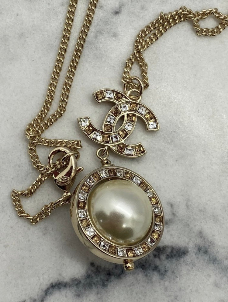 CHANEL CC Rotating Pearl Pendant Necklace - Pre owned