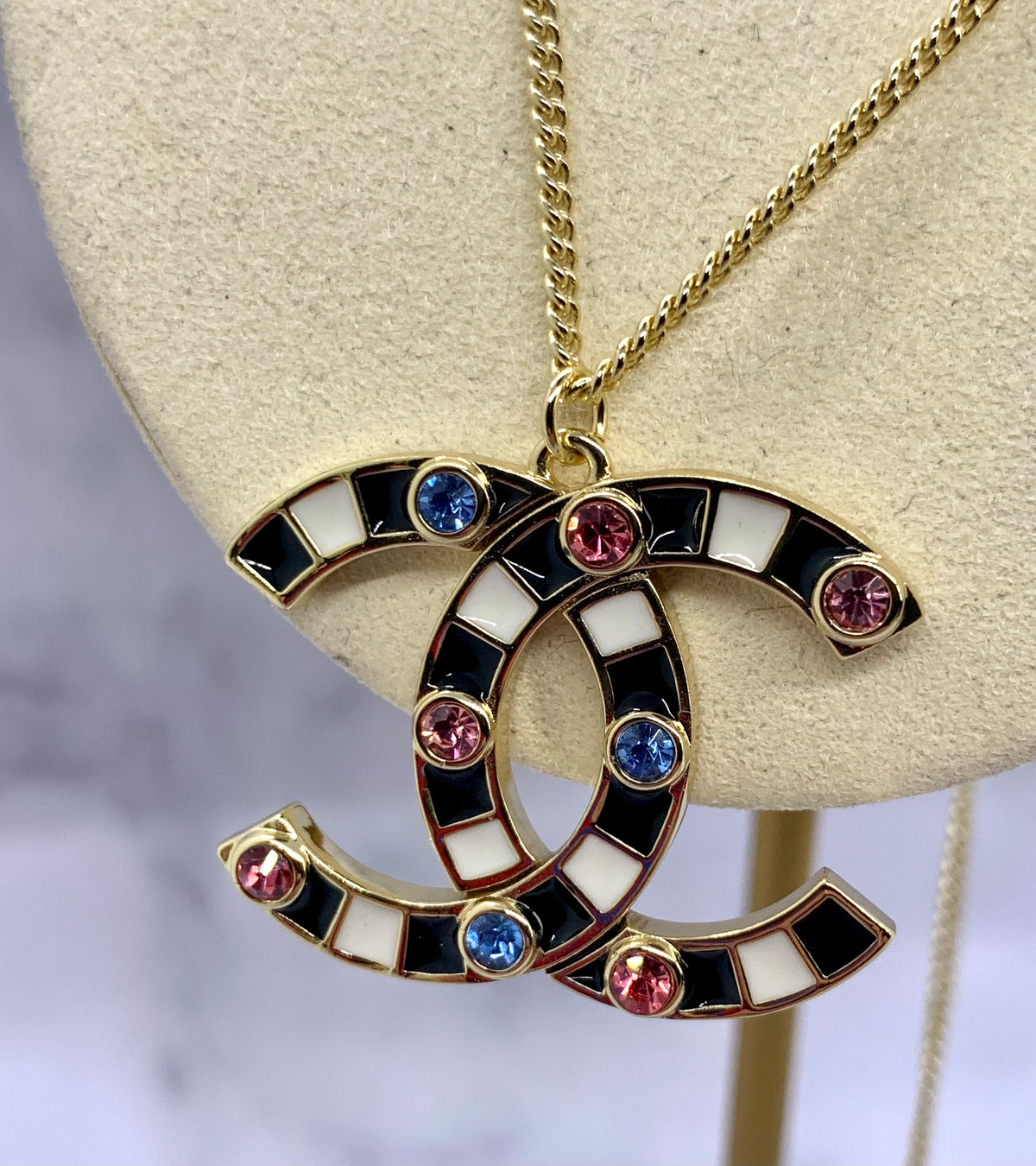 CHANEL CC Enamel Pendant Necklace - Pre owned