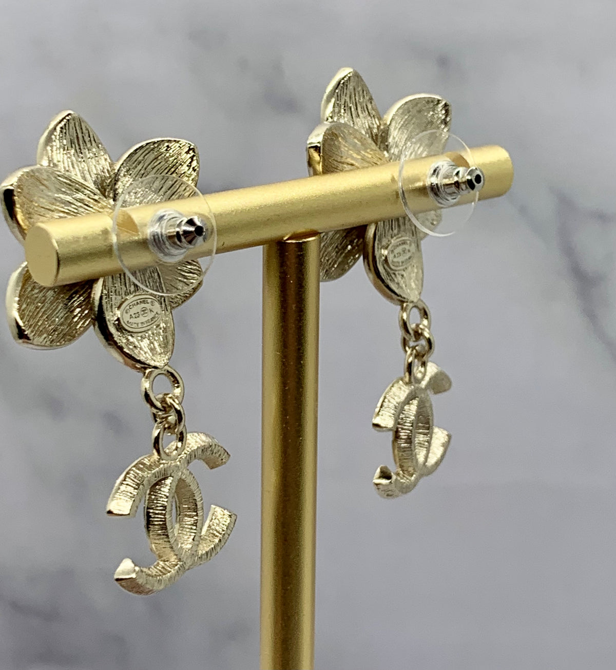 CHANEL CC Flower Pendant Earrings - Pre owned