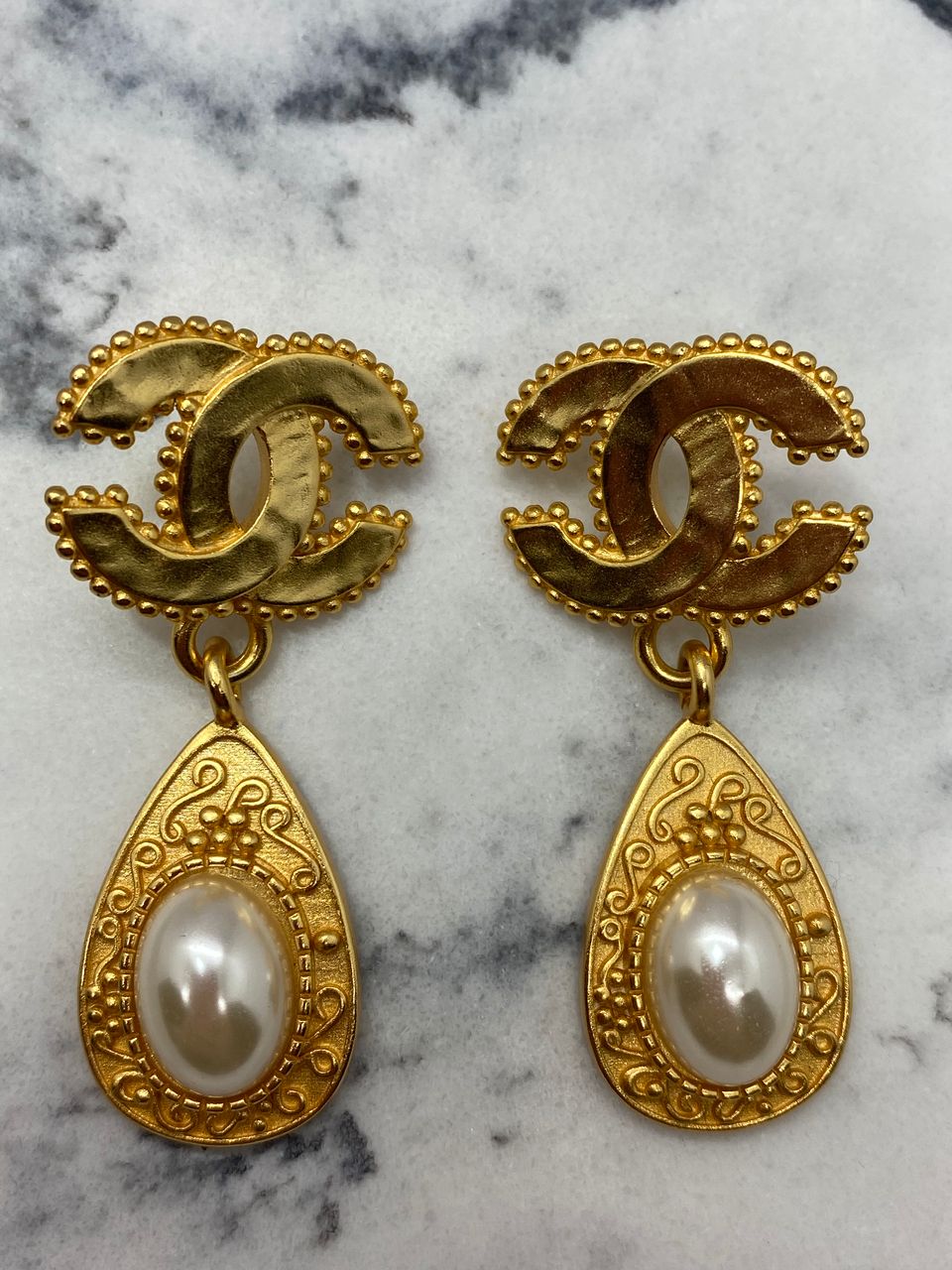 CHANEL CC VINTAGE Gold Tone Pearl Pendant Earrings - Pre owned