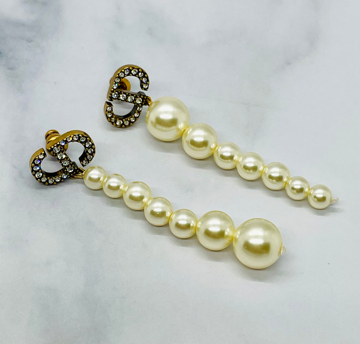 CHRISTIAN DIOR CD Pearl Pendant Earrings - Pre owned